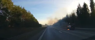 BMW tog eld under färd på E4 utanför Uppsala
