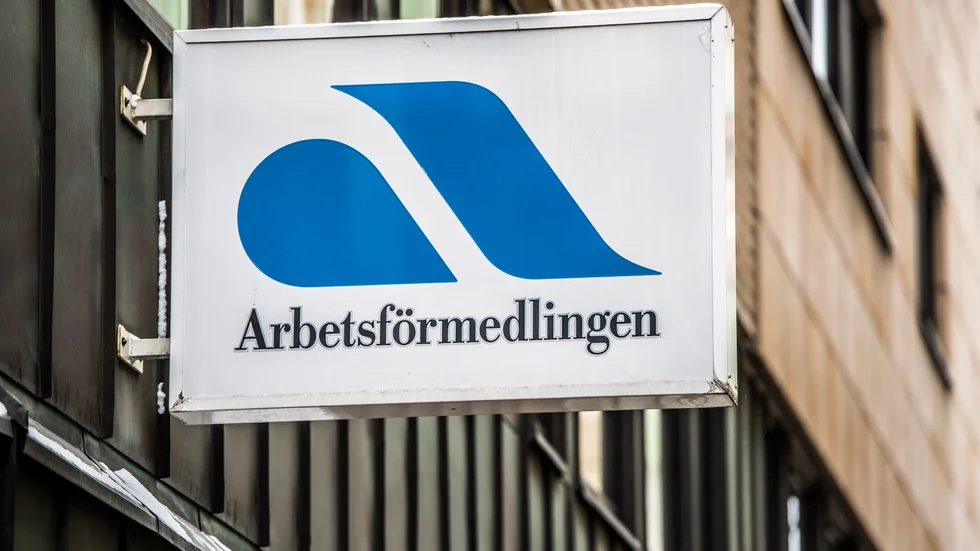 Att regeringen vill öppna upp för kommunerna att ta större ansvar för arbetsförmedling kan vara mer krishantering än övertygad idé.