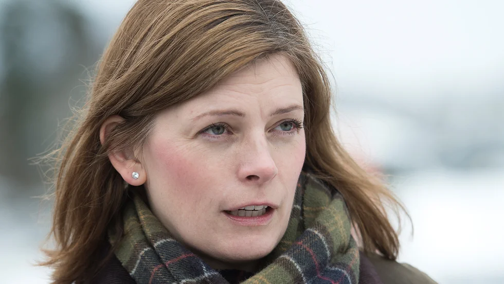 Anna af Sillén väljer att vara tyst om striden inom Moderaterna i Nyköping. Det kan vara en klok strategi, anser en expert på kriskommunikation.