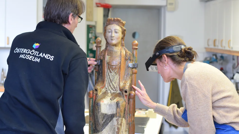 Här inspekteras Mariaskulpturen på Östergötlands museum av Johan Nilsson och Johanna Palm-Avis.