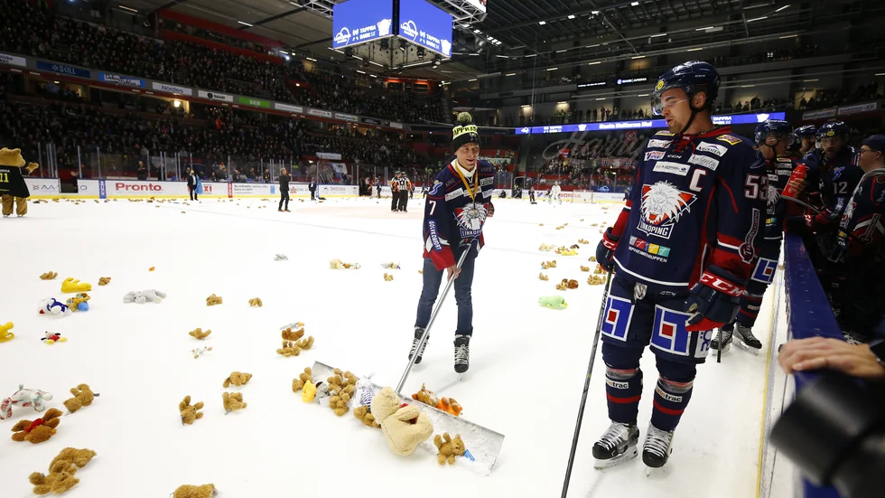 Tappra Barn är otroligt stolta över det arbete vi gör tillsammans med alla människor som ställer upp ideellt för organisationen, skriver Magnus Johansson. Bilden togs vid en "nallekastning" i samband med en LHC-match i december 2018.