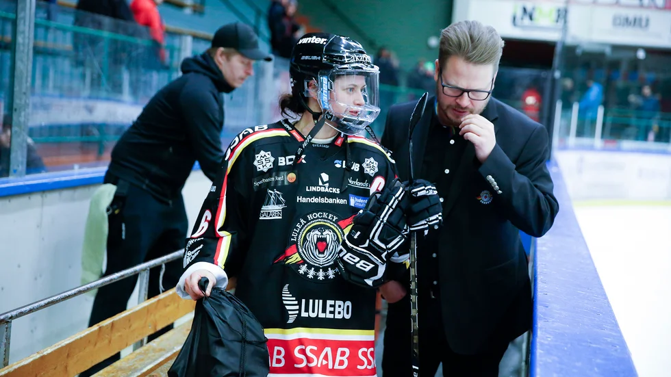 Jenni Hiirikoski och Fredrik Glader i samspråk.