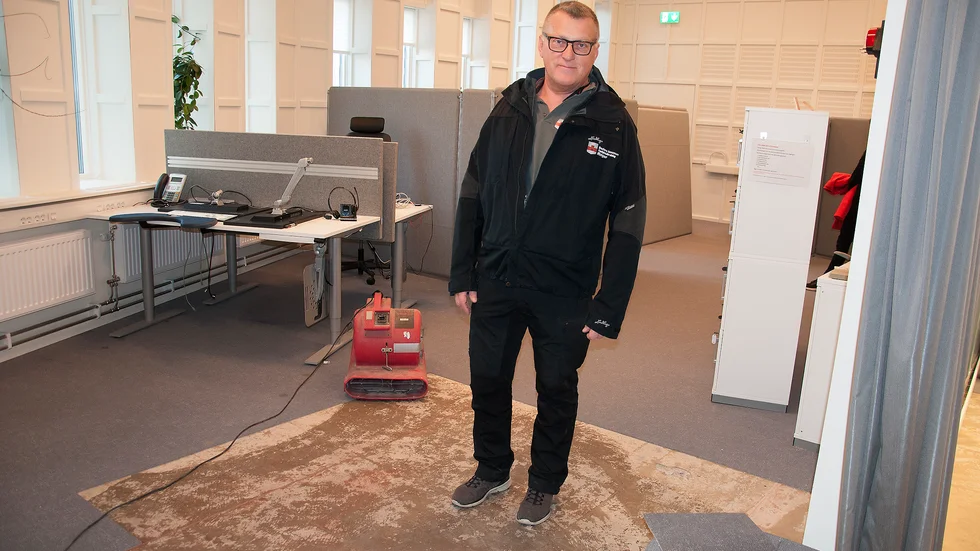 Roger Jäderström och kommunpersonalen upptäckte att vatten forsat in i Medborgarservices lokalen på fredagsmorgonen förra veckan." Det visade sig vara en sönderborrad takbrunn som låg bakom skadan."
