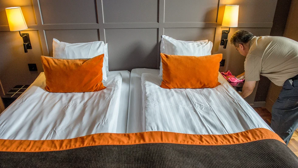Hotell- och resebranschen kan halveras av coronautbrottets följder, enligt SRF.