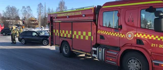 Två personbilar i krock i korsning