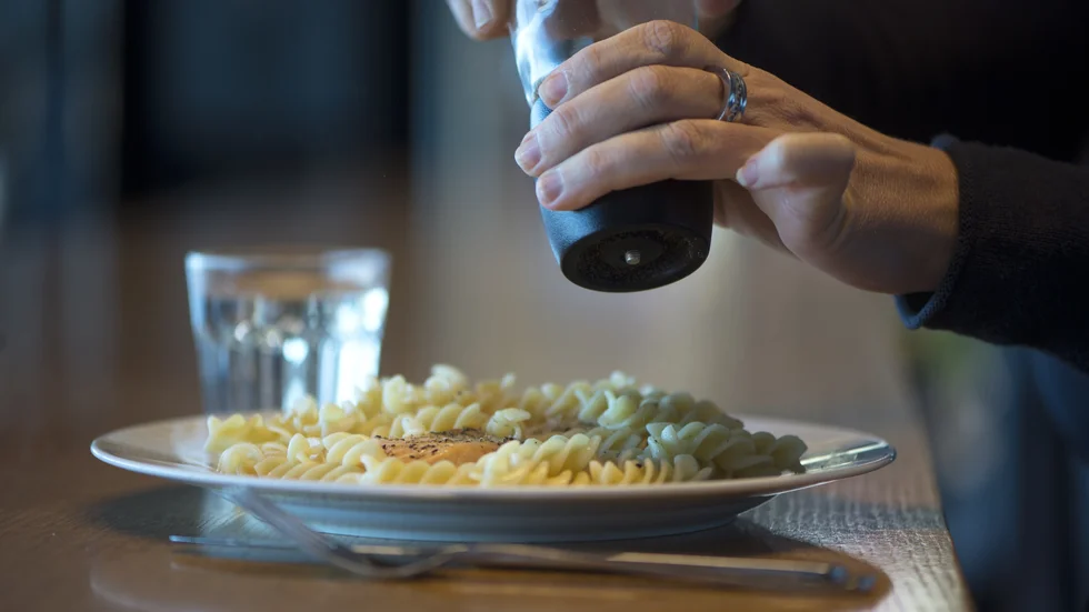 Restaurangerna på alla äldreboenden i Västerviks kommun kommer att stängas för människor som inte bor där.