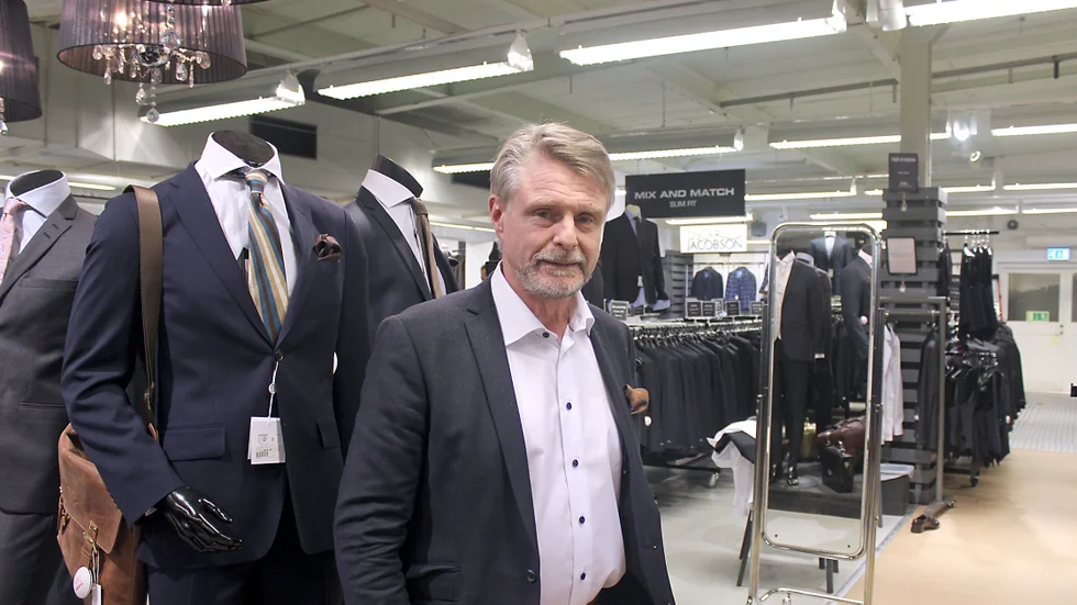 Richard Ericsson, vd på Vingåkers Factory outlet, har sett omsättningen halveras över dagen för andra gången i år.