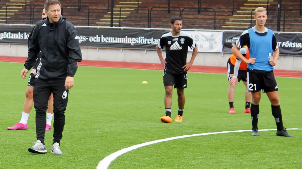 Motala AIF:s tränare Christer Persson leder sitt lag mot Enskede borta på lördagen. Seger krävs för att hålla liv i toppstriden om andraplatsen.