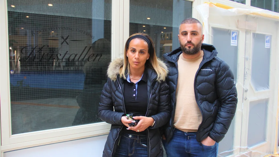 Jasmin Alharbiti och Joan Fandi har drivit lunchrestaurangen Kristallen i över fyra år. Efter en brand  har de fått sitt hyreskontrakt uppsagt. "Det är vårt livsverk som försvinner", säger Joan Fandi.