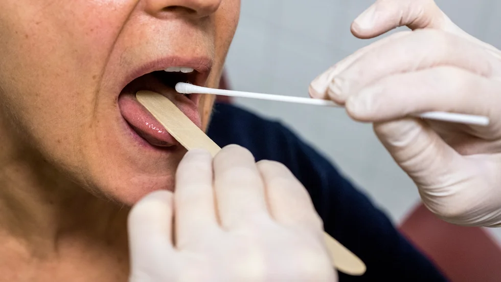 Arbetsförhållandena på öron-näsa-hals-kliniken i Sörmland behöver självkritiskt granskas och åtgärdas, enligt en medarbetare på kliniken.