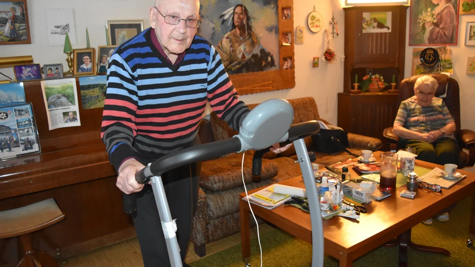 Olle Sandström motionerar varje dag genom att gå en kvart på sitt gåband. 