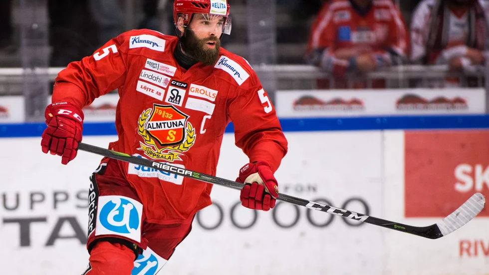 Per Svensson är mitt uppe i slutspelet i Schweiz andraliga med Kloten. Men han får finna sig i att följa matcherna från läktaren. 