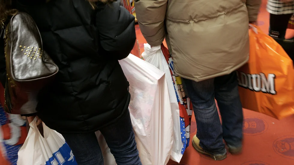 Snart kommer plastpåseskatten att märkas ute i handeln. Ett steg för ett grönare samhälle enligt dagens debattörer från Miljöpartiet. 