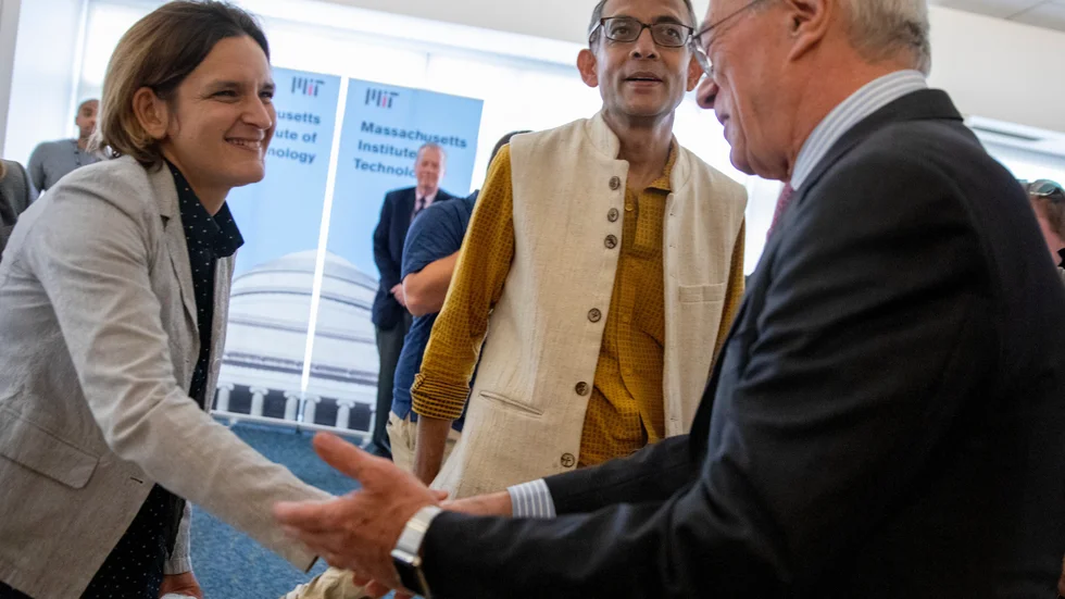 Esther Duflo och Abhijit Banerjee är två av årets tre nobelpristagare i ekonomi. Via storskaliga försök har deras forskning bidragit till kunskaper om åtgärder mot fattigdom som gör faktisk skillnad.
