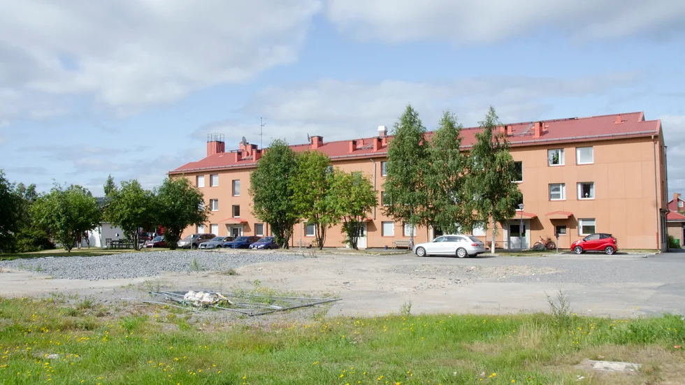 Här, på tomten där OK tidigare fanns, kan ett nytt hyreshus komma att byggas. Längre bort i bild syns Köpmanvägen 19.