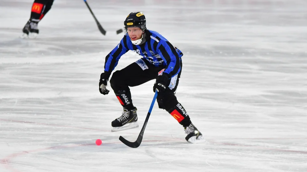 Bandyplanen på Studenternas är försenad. Bilden visar Kalle Mårtensson i Sirius i en match förra säsongen,.