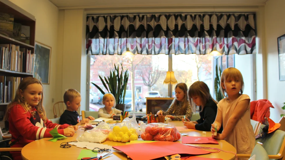 Från vänster: Tove och Albin Starenflykt, Annabell och Alice Gustafsson, Linnea och Jasmin Olsson, har alla precis starta igång mysryset med lite pyssel. 