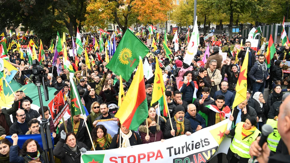 "Efter påtryckningar från bland andra Vänsterpartiet har den svenska regeringen beslutat att i EU driva kravet på ett vapenembargo mot Turkiet och direkt humanitärt bistånd till norra Syrien. Det är bra, men Sverige måste gå före och visa vägen".