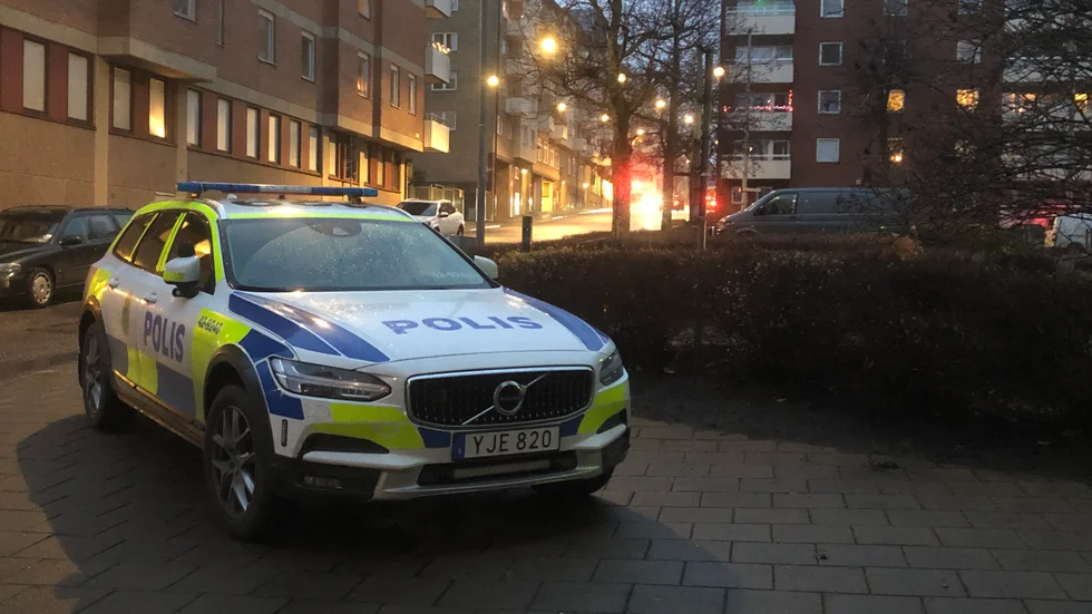 Polis på plats efeter larm om misstänkt mord. Nu åtalas två män.