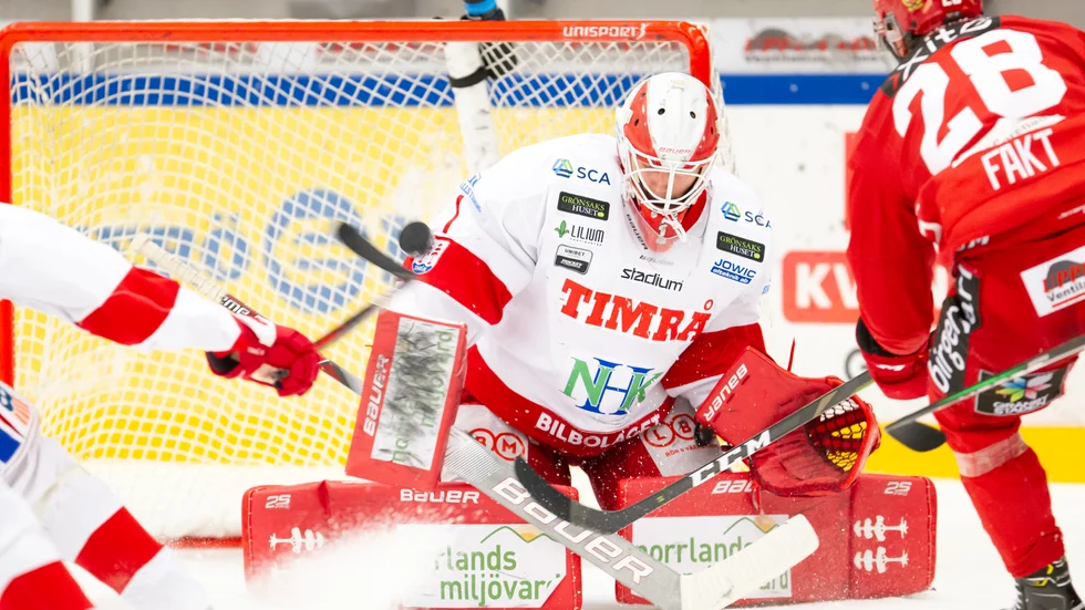 Sebastian Fakt, en av Almtunas bästa spelare, försöker överlista Victor Brattström i Timråmålet. Det gick inte under hela matchen.