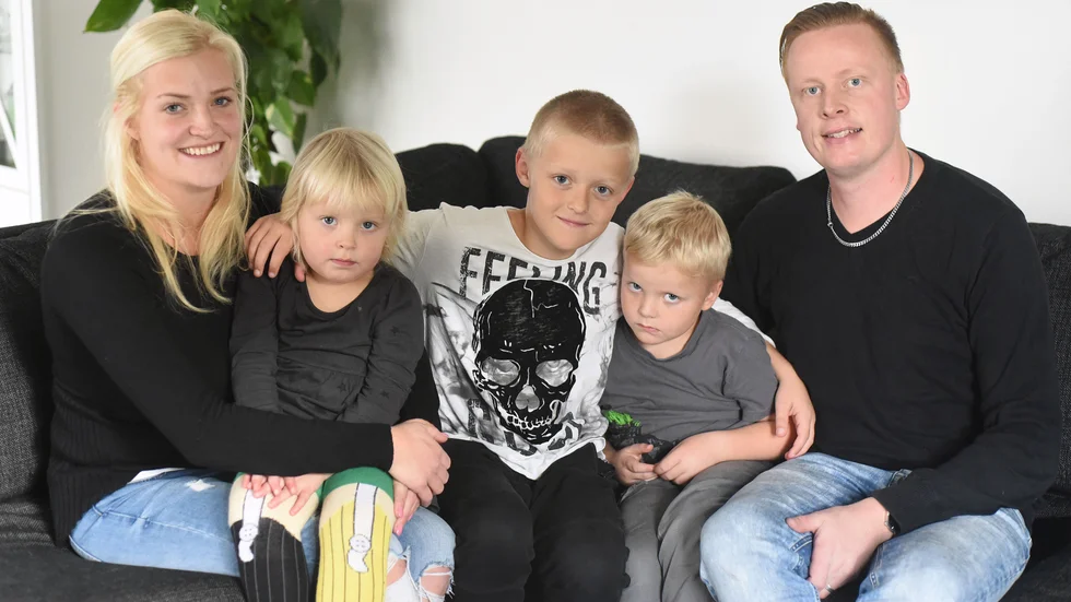 Peter Tengvall laddar i soffan hemma med frun Sofie och barnen Saga, Casper och Hugo inför helgens endurotävling i Vimmerby.
