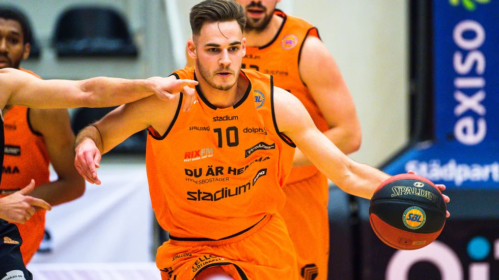 Emil Zetterberg bjuder en motståndare på en rejäl åktur i Visby IBK:s brakförlust. Samtidigt som Warbergs rutinerade tränare Kent Göransson vrålar ut sin vrede över Visbyspelarens tilltag.
