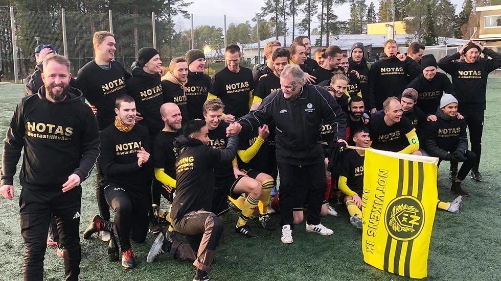 Notviken fick avsluta säsongen med att jubla trots förlust. Nu är laget klart för spel i division 2 nästa säsong.