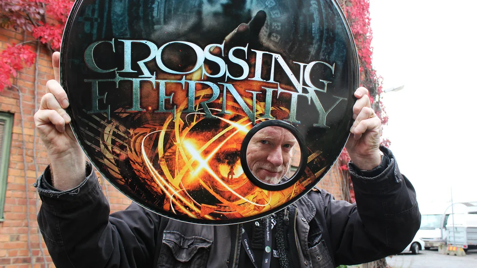 "Turnéerna med Crossing Eternity är det roligaste jag någonsin gjort", säger Uffe Tillman och visar det nya trumskinnet som ska på till Sverigeturnén i slutet av oktober.