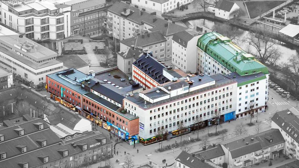 Fastpartner har köpt centrumfastigheten Dragarbrunn 10:3 av Skandia Fastigheter. 