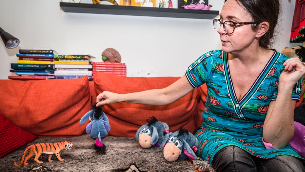 Elin Lundberg vill vara pedagogisk. Hon förklarar gärna anknytningsteorin med hjälp av tre stycken gosedjur i  åsnan Iors skepnad och med en Tiger i plast.  