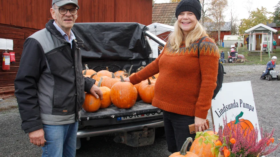 Bo Emanuelsson, Lindsunda,  sålde en lagom stor pumpa till Helena Andersson,  Enköping.