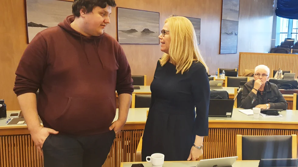 Diskussioner i Socialdemokraterna i en paus under kommunfullmäktige. Från vänster Fredrik Bruhn, Lenita Ericson och i bakgrunden Anja Johansson.