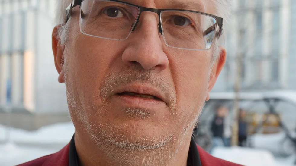 Kent Larsson och hans fru Christina von Dunin bläddrar igenom alla handlingar de har sparat kring ärendet med trapphiss i fastigheten. 