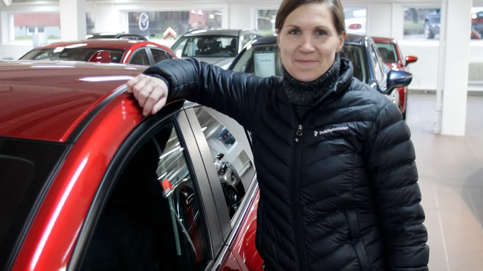 Jenny Eriksson från Flen köpte ny bil strax före jul, passande nog julröd. Men hon har inte tänkt på fordonsskatten, att hon får betala det lägre beloppet blir en bonus, säger hon. 