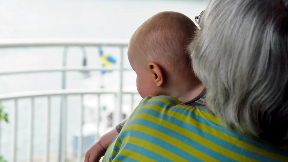 Seniorerna tar ett stort ansvar i samhället, inte enbart genom att vårda barn och barnbarn. Den resursen borde tas mer tillvara, menar skribenterna.