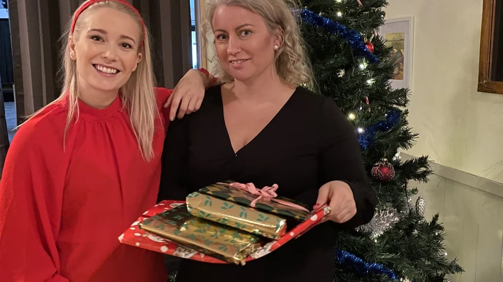 Ellen Bergström och Elin Pettersson anordnar julfirandet. Ingen ska behöva sitta ensam på julafton, tycker de.