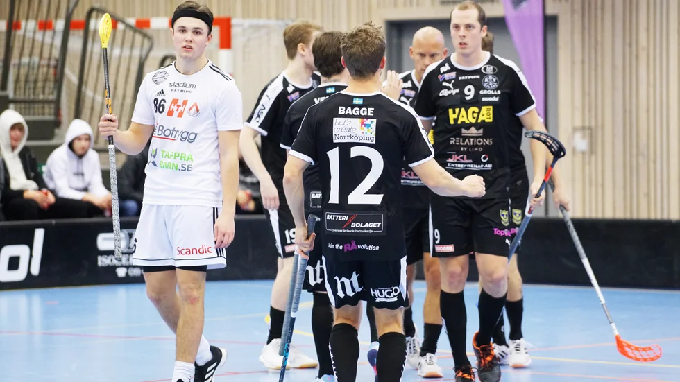 FBC:s Emil Östlid deppar efter ett insläppt mål mot Åby. 