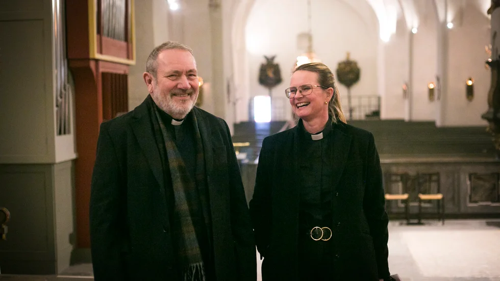 Carl Ellwyn, kyrkoherde, och Magdalena Fors, präst vid Nyköpings församling är förväntansfulla inför drop in-vigsel. "Hoppas det kommer några". 