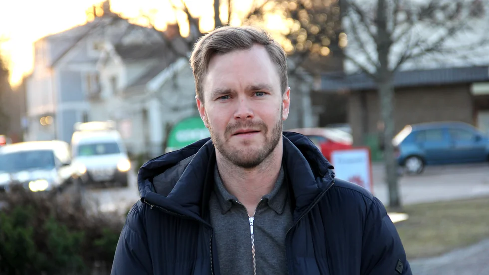 För två år sedan flyttade Philip Larsson tillbaka till Östervåla från Uppsala. "Det är många av mina kompisar som börjat flytta tillbaka. Vill man bygga ett hus och kan tänka sig att pendla till jobbet är det en bra plats att på."