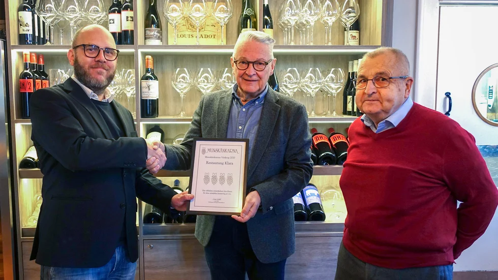 Rolf Stahre och Henning Höjer från föreningen Munskänkarna delade ut diplom med maximala fyra druvklasar till Andreas Wallgren och restaurang Klara. 