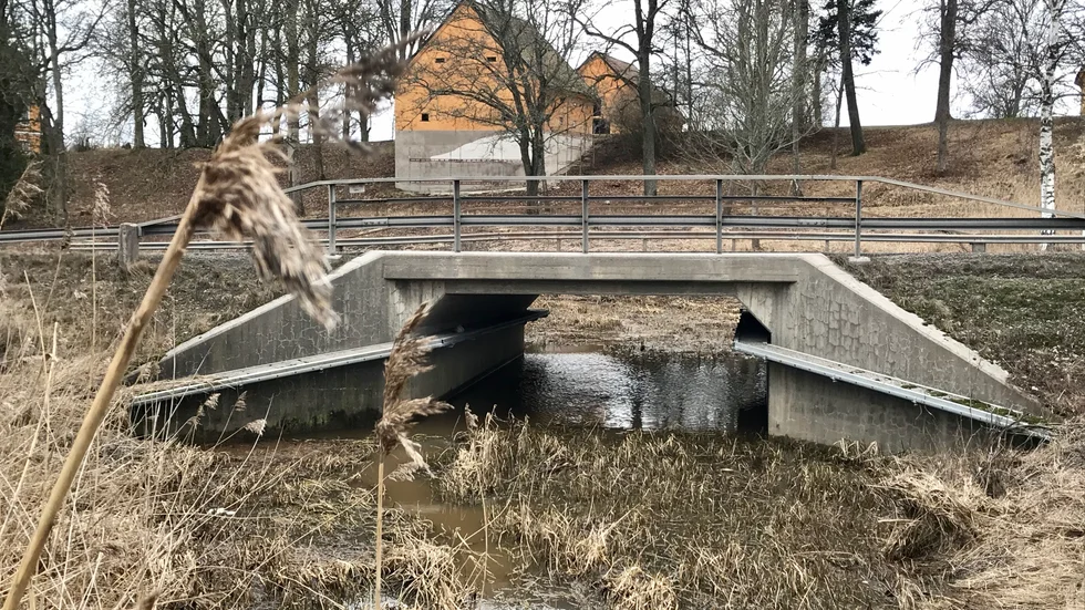 Den här bron över Getebodabäcken planeras att rivas när väg 56 mellan Bie och Alberga byggs om.