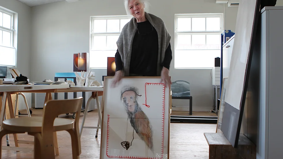 Ann Wolff i Visbyateljén med en av de teckningar, "Ariadne och tråden", som hon låtit förstora. 