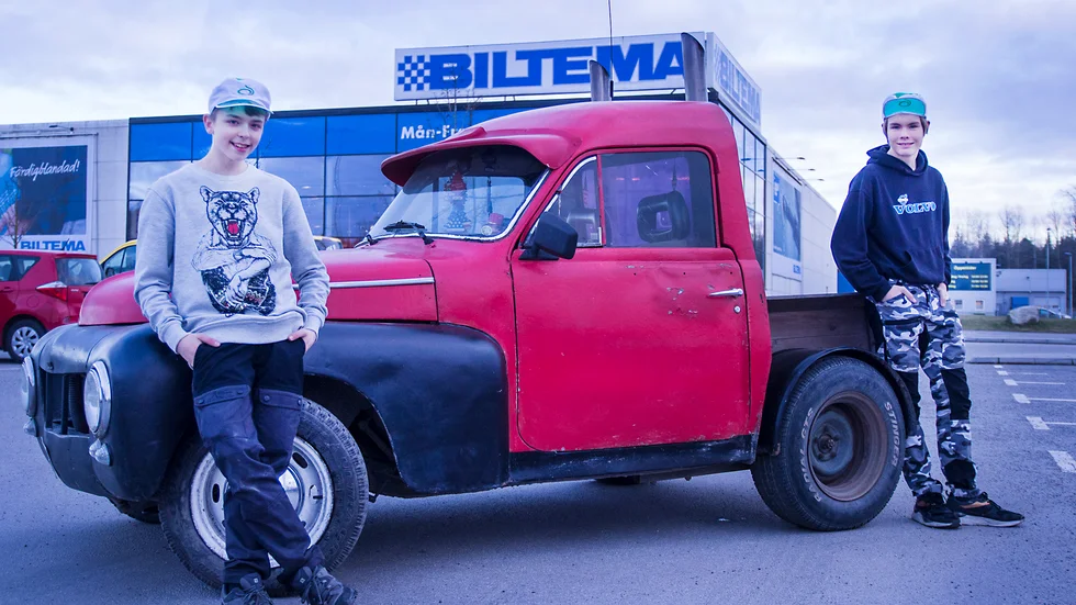 David Wiström och Liam Viking avverkar många mil i veckan med Davids epa-traktor, en Volvo Duett från 1962. Bra häng, och billigaste fikat, kaffe-bulle, hittar de vid Biltema.