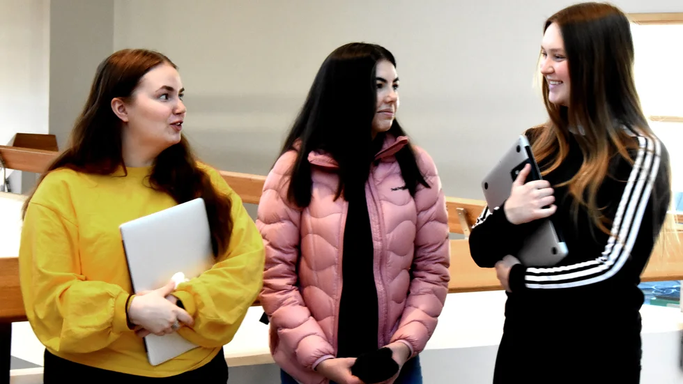 Från vänster Nathalie Funck, Celina Bergvall och Maja Jansson Strömberg är glad åt den kommande nyöppningen av biblioteket. 