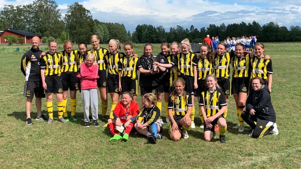 Vaksala SK F05. Stående fr v: Tränare Peter Pettersson, Wilma Lampén, Sara Rosenström, Ellen Zou, (lillasyster Lia Andersson), Matilda Lundin, Havanna Hedin, Lovisa Norén, Irma Ramström, Tove Andersson, Louise Ersson, Agnes Stenklo, Amanda Pettersson, Linnea Waltersson, Elin Selén, Elin Brådenmark.Sittande fr v: Zelda Leo, Hedvig Lundkvist, Stina Hising, Ida Linnéus , tränare Åsa AnderssonSaknas på bilden gör Emmy Mattsson och tränare Anna Brådenmark.