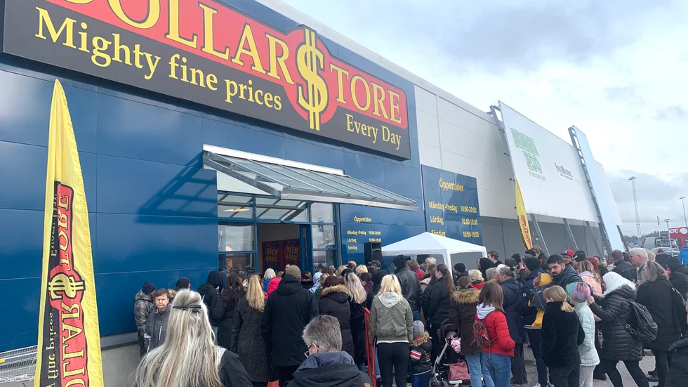 Hundratals kunder köade för att vara med när den nya butiken i Nyköping öppnade.  