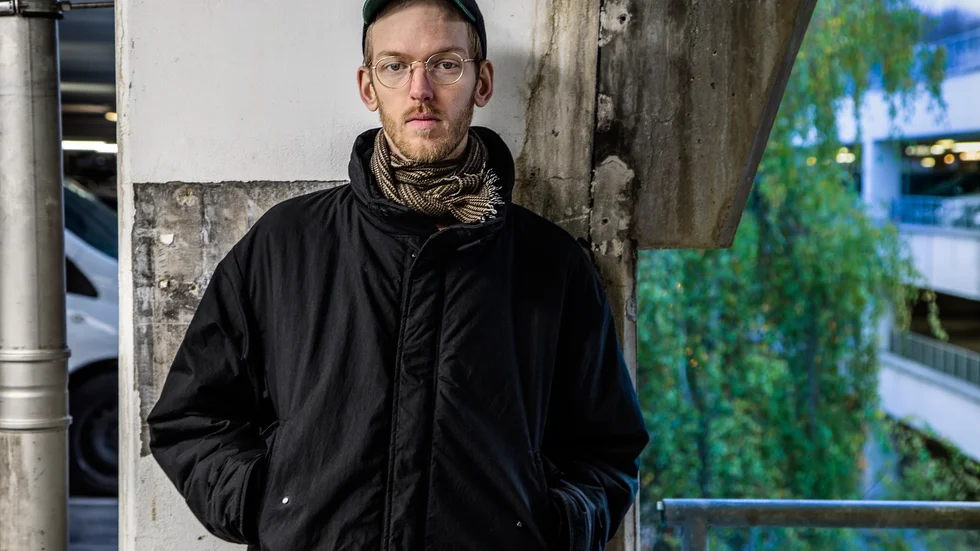 Johan Espersson är född 1993. Han har studerat vid  Biskops Arnös författarskola. "Kungsbacka ultras" är hans debutroman.