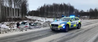 Personbil i diket i Framnäs   
