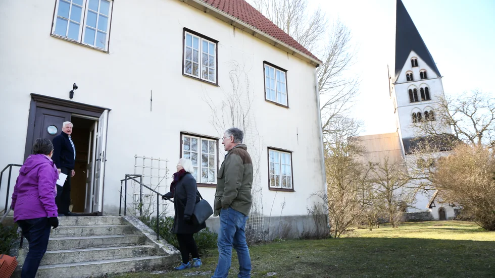 Per-Henrik Sorby, ordförande i Stenkyrka utvecklingsbolag, ståendes i dörren. Den 7 mars skrivs kontraktet och bolaget får tillträde till prästgården i början av maj.