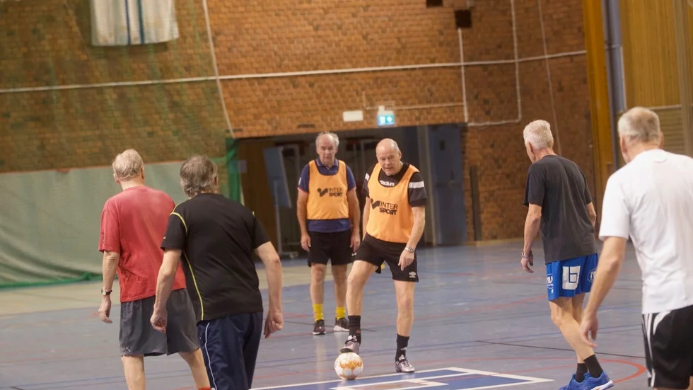 Lasse Elmsäter tar kommandot vid avspark. "Walking football är perfekt för alla som kommit ur tempot men ändå brinner för fotbollen" säger han.